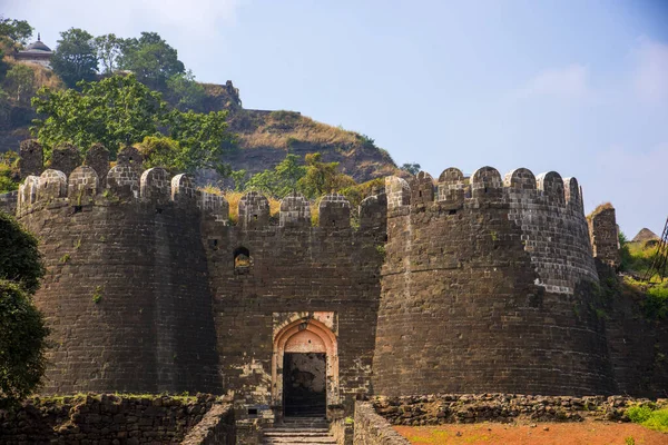 Aurangaabd 'ın yaklaşık 15 km kuzeybatısında bulunan Antik Daulatabad Kalesi veya Devgiri Kalesi ortaçağ döneminin en güçlü kalelerinden biriydi. 14. yüzyılda inşa edilmiş..