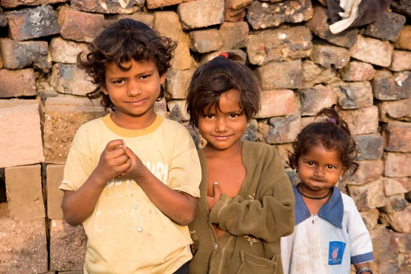 AURANGABAD, MAHARASHTRA, INDIA, 26 Kasım 2019: Hintli kırsal çocuklar sabah köylerinde.