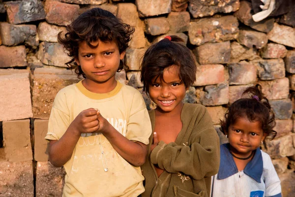 AURANGABAD, MAHARASHTRA, INDIA, 26 Kasım 2019: Hintli kırsal çocuklar sabah köylerinde.