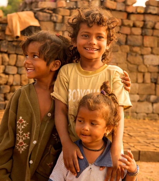 AURANGABAD, MAHARASHTRA, INDIA, 26 Kasım 2019: Hintli kırsal çocuklar sabah köylerinde.