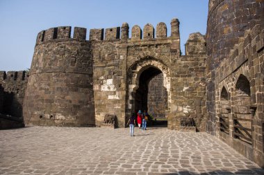Aurangaabd 'ın yaklaşık 15 km kuzeybatısında bulunan Antik Daulatabad Kalesi veya Devgiri Kalesi ortaçağ döneminin en güçlü kalelerinden biriydi. 14. yüzyılda inşa edilmiş..