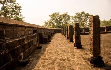 Aurangaabd 'ın yaklaşık 15 km kuzeybatısında bulunan Antik Daulatabad Kalesi veya Devgiri Kalesi ortaçağ döneminin en güçlü kalelerinden biriydi. 14. yüzyılda inşa edilmiş..