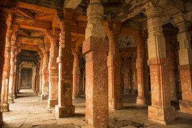 Aurangaabd 'ın yaklaşık 15 km kuzeybatısında bulunan Antik Daulatabad Kalesi veya Devgiri Kalesi ortaçağ döneminin en güçlü kalelerinden biriydi. 14. yüzyılda inşa edilmiş..