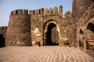 Aurangaabd 'ın yaklaşık 15 km kuzeybatısında bulunan Antik Daulatabad Kalesi veya Devgiri Kalesi ortaçağ döneminin en güçlü kalelerinden biriydi. 14. yüzyılda inşa edilmiş..