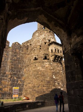 Aurangaabd 'ın yaklaşık 15 km kuzeybatısında bulunan Antik Daulatabad Kalesi veya Devgiri Kalesi ortaçağ döneminin en güçlü kalelerinden biriydi. 14. yüzyılda inşa edilmiş..