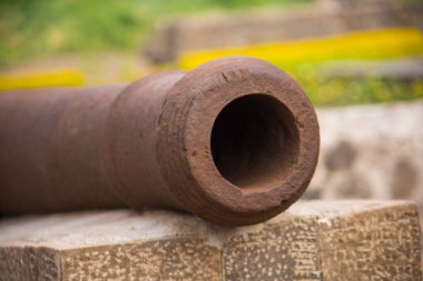 Hindistan 'daki Daulatabad Kalesi' nde eski bir Müslüman topu. MS 14. yüzyıl