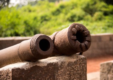 Hindistan 'daki Daulatabad Kalesi' nde eski bir Müslüman topu. MS 14. yüzyıl