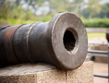 Hindistan 'daki Daulatabad Kalesi' nde eski bir Müslüman topu. MS 14. yüzyıl