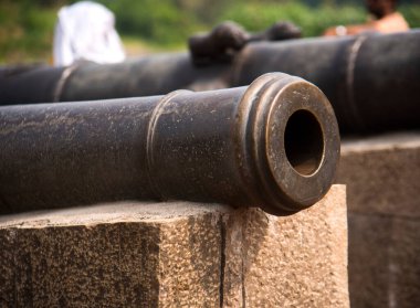 Hindistan 'daki Daulatabad Kalesi' nde eski bir Müslüman topu. MS 14. yüzyıl