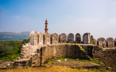 Aurangaabd 'ın yaklaşık 15 km kuzeybatısında bulunan Antik Daulatabad Kalesi veya Devgiri Kalesi ortaçağ döneminin en güçlü kalelerinden biriydi. 14. yüzyılda inşa edilmiş..