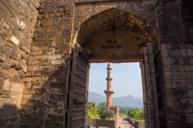 Aurangaabd 'ın yaklaşık 15 km kuzeybatısında bulunan Antik Daulatabad Kalesi veya Devgiri Kalesi ortaçağ döneminin en güçlü kalelerinden biriydi. 14. yüzyılda inşa edilmiş..