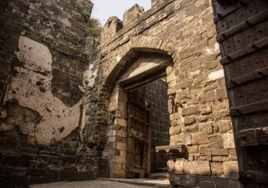 Aurangaabd 'ın yaklaşık 15 km kuzeybatısında bulunan Antik Daulatabad Kalesi veya Devgiri Kalesi ortaçağ döneminin en güçlü kalelerinden biriydi. 14. yüzyılda inşa edilmiş..