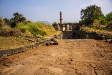 Aurangaabd 'ın yaklaşık 15 km kuzeybatısında bulunan Antik Daulatabad Kalesi veya Devgiri Kalesi ortaçağ döneminin en güçlü kalelerinden biriydi. 14. yüzyılda inşa edilmiş..