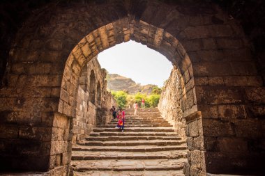 DAULATABAD, MAHARASHTRA, INDIA 26 Kasım 2019: Aurangabad, Maharashtra, Hindistan yakınlarındaki Antik Daulatabad kalesine turist ziyareti MS 14. yüzyılda inşa edildi..