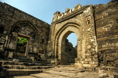 Aurangaabd 'ın yaklaşık 15 km kuzeybatısında bulunan Antik Daulatabad Kalesi veya Devgiri Kalesi ortaçağ döneminin en güçlü kalelerinden biriydi. 14. yüzyılda inşa edilmiş..