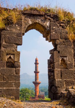 Aurangaabd 'ın yaklaşık 15 km kuzeybatısında bulunan Antik Daulatabad Kalesi veya Devgiri Kalesi ortaçağ döneminin en güçlü kalelerinden biriydi. 14. yüzyılda inşa edilmiş..