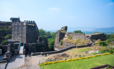 Aurangaabd 'ın yaklaşık 15 km kuzeybatısında bulunan Antik Daulatabad Kalesi veya Devgiri Kalesi ortaçağ döneminin en güçlü kalelerinden biriydi. 14. yüzyılda inşa edilmiş..