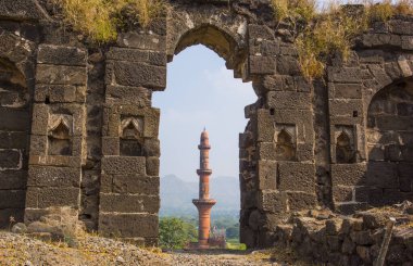 Aurangaabd 'ın yaklaşık 15 km kuzeybatısında bulunan Antik Daulatabad Kalesi veya Devgiri Kalesi ortaçağ döneminin en güçlü kalelerinden biriydi. 14. yüzyılda inşa edilmiş..
