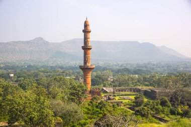 Aurangaabd 'ın yaklaşık 15 km kuzeybatısında bulunan Antik Daulatabad Kalesi veya Devgiri Kalesi ortaçağ döneminin en güçlü kalelerinden biriydi. 14. yüzyılda inşa edilmiş..