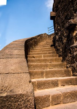 Aurangaabd 'ın yaklaşık 15 km kuzeybatısında bulunan Antik Daulatabad Kalesi veya Devgiri Kalesi ortaçağ döneminin en güçlü kalelerinden biriydi. 14. yüzyılda inşa edilmiş..