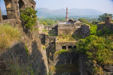 Aurangabad 'ın yaklaşık 15 km kuzeybatısındaki Devgiri Kalesi' nin tepesinden bakıldığında ortaçağ döneminin en güçlü kalelerinden biriydi. Merkez kale 200 metre yükseklikte..