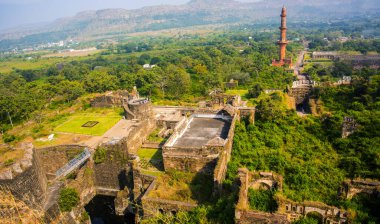 Aurangabad 'ın yaklaşık 15 km kuzeybatısındaki Devgiri Kalesi' nin tepesinden bakıldığında ortaçağ döneminin en güçlü kalelerinden biriydi. Merkez kale 200 metre yükseklikte..