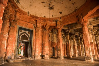 Aurangaabd 'ın yaklaşık 15 km kuzeybatısında bulunan Antik Daulatabad Kalesi veya Devgiri Kalesi ortaçağ döneminin en güçlü kalelerinden biriydi. 14. yüzyılda inşa edilmiş..