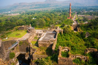 Aurangabad 'ın yaklaşık 15 km kuzeybatısındaki Devgiri Kalesi' nin tepesinden bakıldığında ortaçağ döneminin en güçlü kalelerinden biriydi. Merkez kale 200 metre yükseklikte..