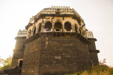 Aurangaabd 'ın yaklaşık 15 km kuzeybatısında bulunan Antik Daulatabad Kalesi veya Devgiri Kalesi ortaçağ döneminin en güçlü kalelerinden biriydi. 14. yüzyılda inşa edilmiş..