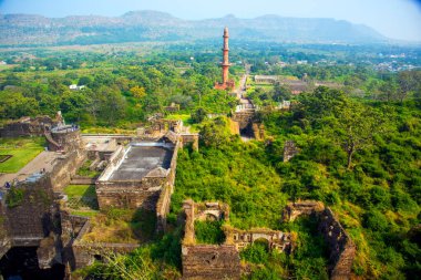 Aurangabad 'ın yaklaşık 15 km kuzeybatısındaki Devgiri Kalesi' nin tepesinden bakıldığında ortaçağ döneminin en güçlü kalelerinden biriydi. Merkez kale 200 metre yükseklikte..