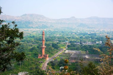 Aurangabad 'ın yaklaşık 15 km kuzeybatısındaki Devgiri Kalesi' nin tepesinden bakıldığında ortaçağ döneminin en güçlü kalelerinden biriydi. Merkez kale 200 metre yükseklikte..