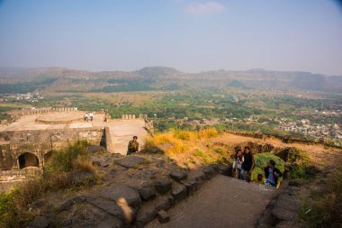 DAULATABAD, MAHARASHTRA, INDIA 26 Kasım 2019: Aurangabad, Maharashtra, Hindistan yakınlarındaki Antik Daulatabad kalesine turist ziyareti MS 14. yüzyılda inşa edildi..