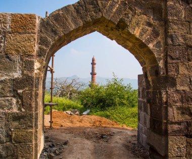 Aurangaabd 'ın yaklaşık 15 km kuzeybatısında bulunan Antik Daulatabad Kalesi veya Devgiri Kalesi ortaçağ döneminin en güçlü kalelerinden biriydi. 14. yüzyılda inşa edilmiş..