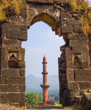 Aurangaabd 'ın yaklaşık 15 km kuzeybatısında bulunan Antik Daulatabad Kalesi veya Devgiri Kalesi ortaçağ döneminin en güçlü kalelerinden biriydi. 14. yüzyılda inşa edilmiş..