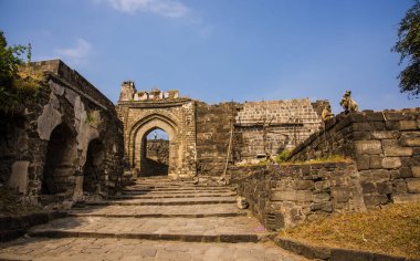 Aurangaabd 'ın yaklaşık 15 km kuzeybatısında bulunan Antik Daulatabad Kalesi veya Devgiri Kalesi ortaçağ döneminin en güçlü kalelerinden biriydi. 14. yüzyılda inşa edilmiş..