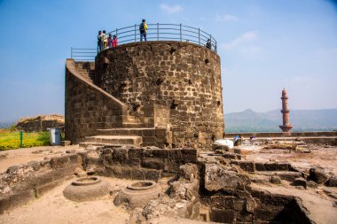 Aurangaabd 'ın yaklaşık 15 km kuzeybatısında bulunan Antik Daulatabad Kalesi veya Devgiri Kalesi ortaçağ döneminin en güçlü kalelerinden biriydi. 14. yüzyılda inşa edilmiş..