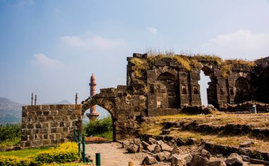 Aurangaabd 'ın yaklaşık 15 km kuzeybatısında bulunan Antik Daulatabad Kalesi veya Devgiri Kalesi ortaçağ döneminin en güçlü kalelerinden biriydi. 14. yüzyılda inşa edilmiş..