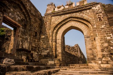 Aurangaabd 'ın yaklaşık 15 km kuzeybatısında bulunan Antik Daulatabad Kalesi veya Devgiri Kalesi ortaçağ döneminin en güçlü kalelerinden biriydi. 14. yüzyılda inşa edilmiş..