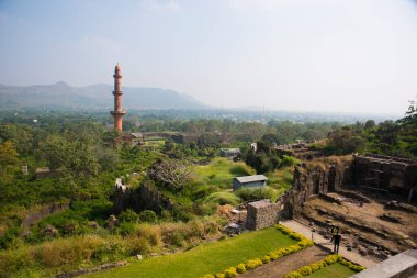 Aurangabad 'ın yaklaşık 15 km kuzeybatısındaki Devgiri Kalesi' nin tepesinden bakıldığında ortaçağ döneminin en güçlü kalelerinden biriydi. Merkez kale 200 metre yükseklikte..