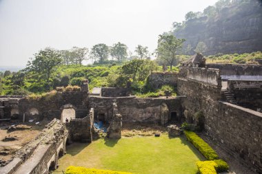 Aurangabad 'ın yaklaşık 15 km kuzeybatısındaki Devgiri Kalesi' nin tepesinden bakıldığında ortaçağ döneminin en güçlü kalelerinden biriydi. Merkez kale 200 metre yükseklikte..