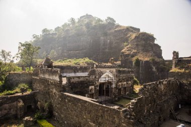 Aurangaabd 'ın yaklaşık 15 km kuzeybatısında bulunan Antik Daulatabad Kalesi veya Devgiri Kalesi ortaçağ döneminin en güçlü kalelerinden biriydi. 14. yüzyılda inşa edilmiş..