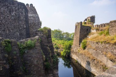 Aurangabad 'ın yaklaşık 15 km kuzeybatısındaki Devgiri Kalesi' nin tepesinden bakıldığında ortaçağ döneminin en güçlü kalelerinden biriydi. Merkez kale 200 metre yükseklikte..