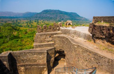 Aurangabad 'ın yaklaşık 15 km kuzeybatısındaki Devgiri Kalesi' nin tepesinden bakıldığında ortaçağ döneminin en güçlü kalelerinden biriydi. Merkez kale 200 metre yükseklikte..