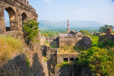 Aurangabad 'ın yaklaşık 15 km kuzeybatısındaki Devgiri Kalesi' nin tepesinden bakıldığında ortaçağ döneminin en güçlü kalelerinden biriydi. Merkez kale 200 metre yükseklikte..
