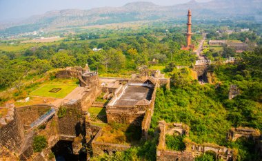 Aurangabad 'ın yaklaşık 15 km kuzeybatısındaki Devgiri Kalesi' nin tepesinden bakıldığında ortaçağ döneminin en güçlü kalelerinden biriydi. Merkez kale 200 metre yükseklikte..