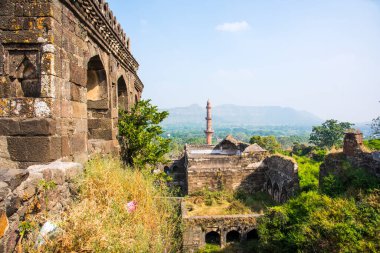 Aurangabad 'ın yaklaşık 15 km kuzeybatısındaki Devgiri Kalesi' nin tepesinden bakıldığında ortaçağ döneminin en güçlü kalelerinden biriydi. Merkez kale 200 metre yükseklikte..