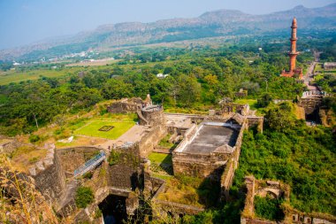Aurangabad 'ın yaklaşık 15 km kuzeybatısındaki Devgiri Kalesi' nin tepesinden bakıldığında ortaçağ döneminin en güçlü kalelerinden biriydi. Merkez kale 200 metre yükseklikte..
