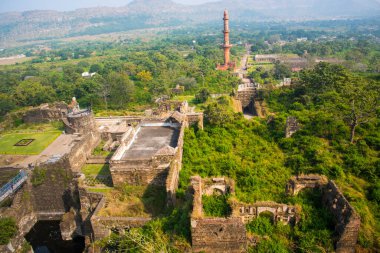 Aurangabad 'ın yaklaşık 15 km kuzeybatısındaki Devgiri Kalesi' nin tepesinden bakıldığında ortaçağ döneminin en güçlü kalelerinden biriydi. Merkez kale 200 metre yükseklikte..