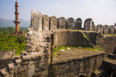 Aurangaabd 'ın yaklaşık 15 km kuzeybatısında bulunan Antik Daulatabad Kalesi veya Devgiri Kalesi ortaçağ döneminin en güçlü kalelerinden biriydi. 14. yüzyılda inşa edilmiş..