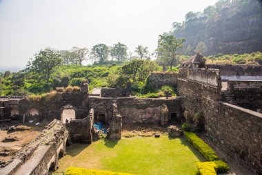 Aurangabad 'ın yaklaşık 15 km kuzeybatısındaki Devgiri Kalesi' nin tepesinden bakıldığında ortaçağ döneminin en güçlü kalelerinden biriydi. Merkez kale 200 metre yükseklikte..